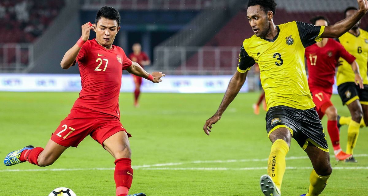 Bermain Sepak Bola