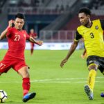 Bermain Sepak Bola