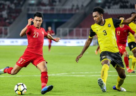 Bermain Sepak Bola