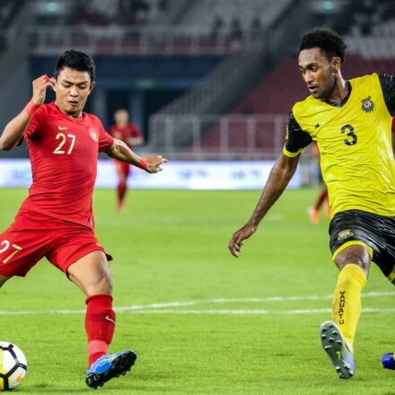 Bermain Sepak Bola