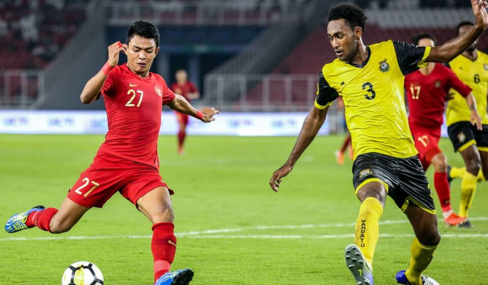 Bermain Sepak Bola